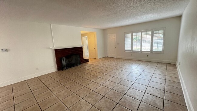 Building Photo - 3 Bed 2 Bath Downstairs Apartment For Rent in Whittier with 2 Car Garage