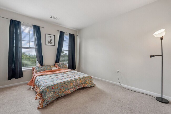 Building Photo - Stylish 3-Level Condo with Garage in Prime...