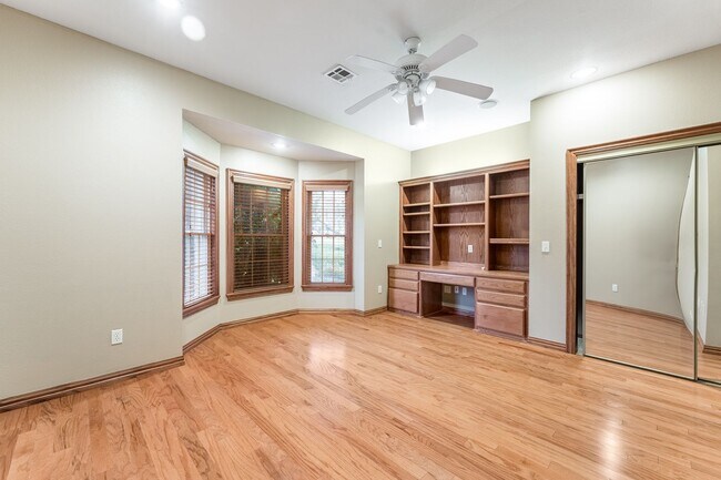 Building Photo - Beautiful spacious 3 bedroom home with a p...