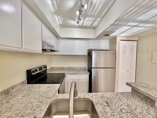 Building Photo - 752 Executive Center Dr