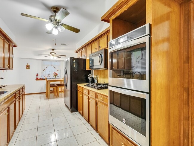 Building Photo - 4002 Thistledown Dr