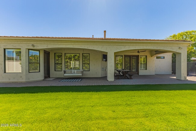 Building Photo - 326 W Loma Ln