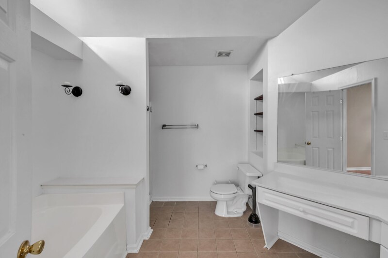 Building Photo - 3136 Sacramento Dr