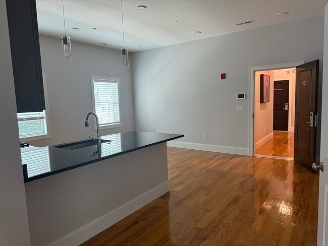 Building Photo - 804 Waverly St