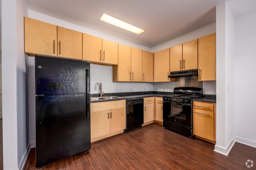1BR, 1BA - 625SF - Kitchen - 16 Park Apartments