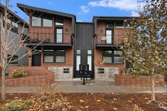 Building Photo - 1 Bedroom 2 Bathroom Luxury Brand New Town...