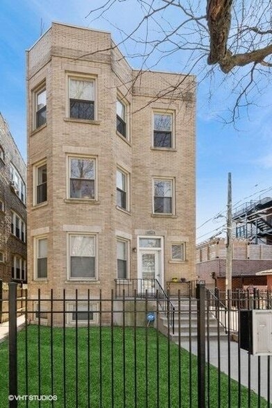 Building Photo - 1741 W Catalpa Ave