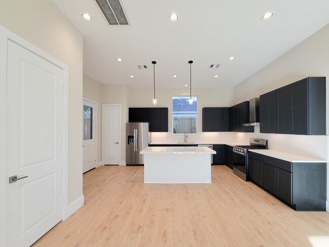 Building Photo - 5613 Leonard St