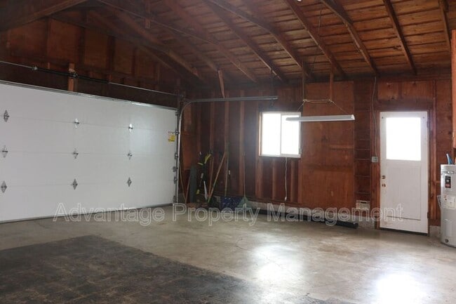 Building Photo - 1905 NW Menlo Dr