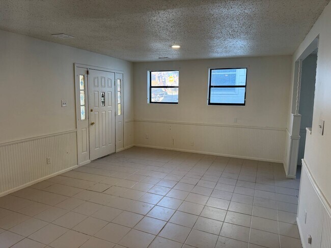 Building Photo - 607 Tenny Ave