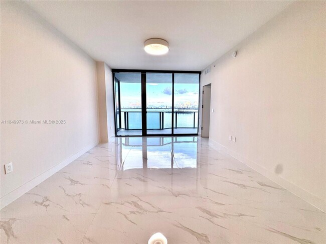 Building Photo - 700 NE 24th St