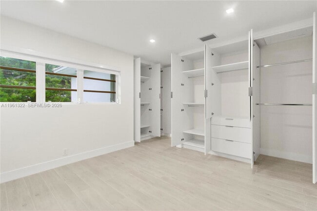 Building Photo - 1261 NE 98th St