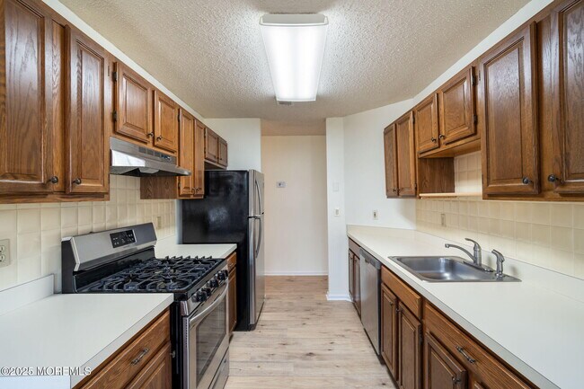 Building Photo - 7 Tamarack Ct
