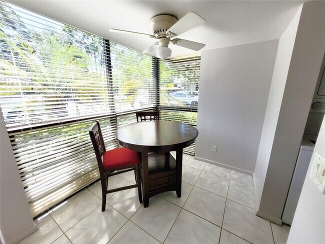 Building Photo - 7523 Greenlake Way