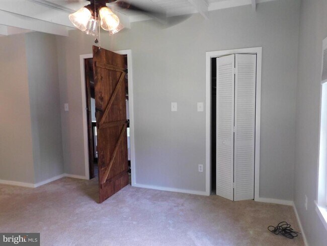 Building Photo - 229 Sunset Ln