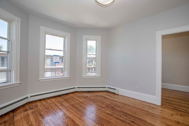 Building Photo - 883 E 4th St