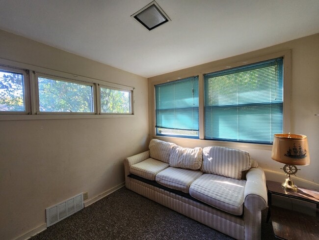 Building Photo - Furnished Cottage - short term through May...