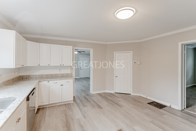 Building Photo - Charming 3 Bedroom in LaGrange!