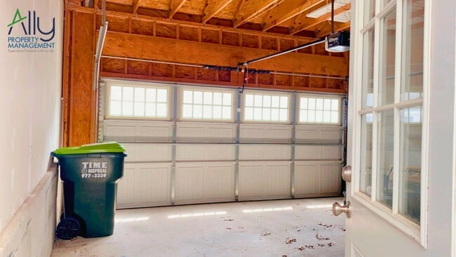 Building Photo - 908 Rainier Rd