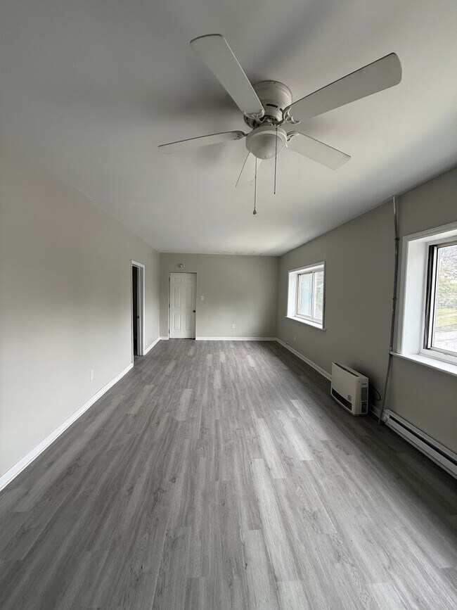 Building Photo - Scranton 3 Bedroom Single Family, Quiet Neighborhood, Gas Heat,