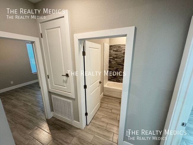 Building Photo - 304 Big Sioux Ln