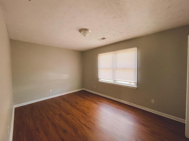 Building Photo - 2021 Hunters Cove Dr