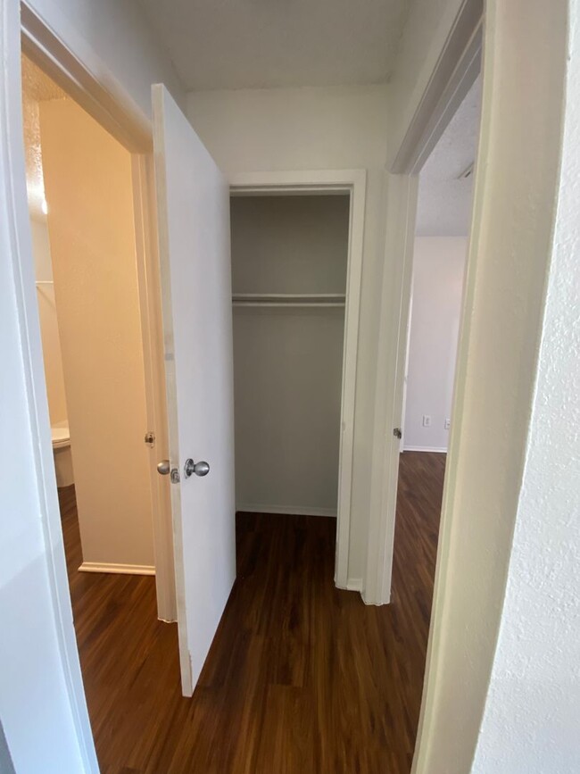 Building Photo - Langtry Apartments- 1 Bedroom 1 Bathroom
