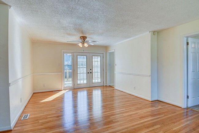 Building Photo - 3 BDRM / 2.5 BATH with FENCED BACKYARD - WINDSOR WOODS!