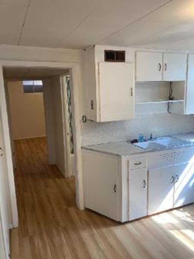 Building Photo - Move-In Bonus - 2 bed, 1 bath Basement Apa...