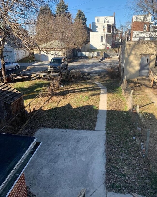 Building Photo - 667 E Philadelphia St