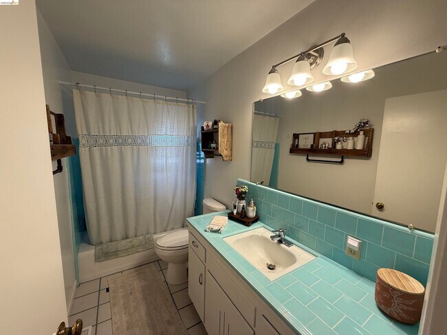 Building Photo - 1004 Almond St