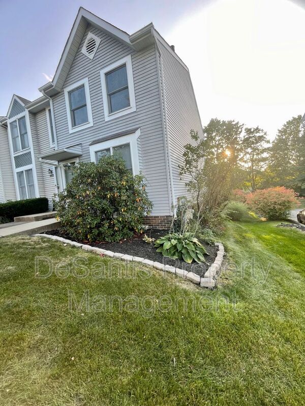 Building Photo - 925 Elm Ct