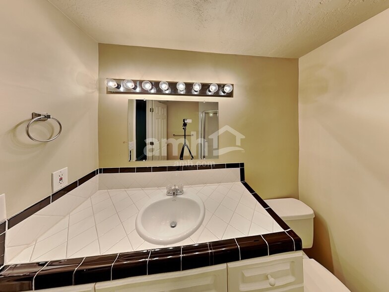 Building Photo - 143 N 700 W