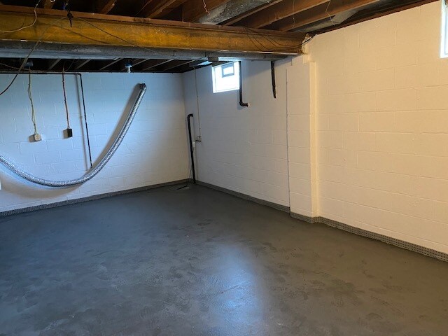 Spacious basement - 5512 Clearview Rd