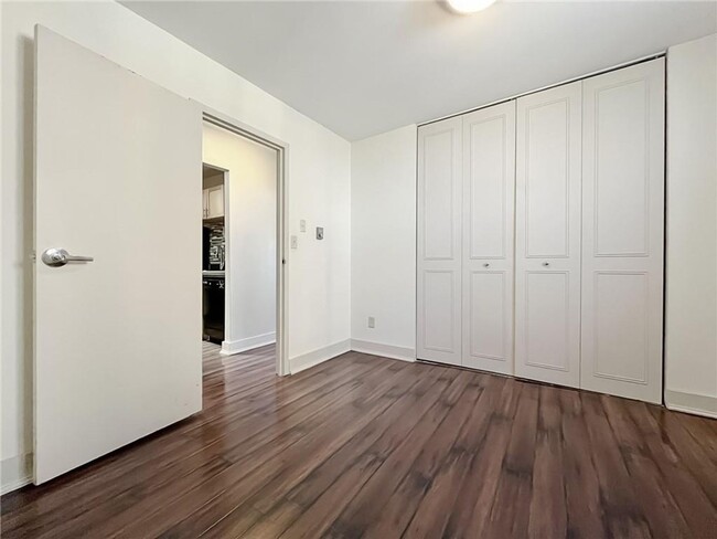 Building Photo - 2 Bedroom / 1.5 Bath Unit in Metropolitan ...