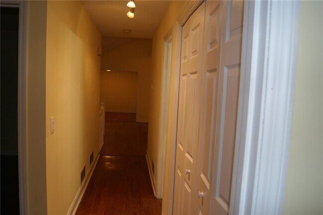 Building Photo - 4239 Glenforest Way