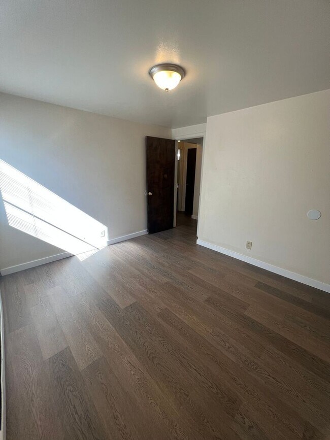 Building Photo - Robertson1001 (KC-JF-NB)