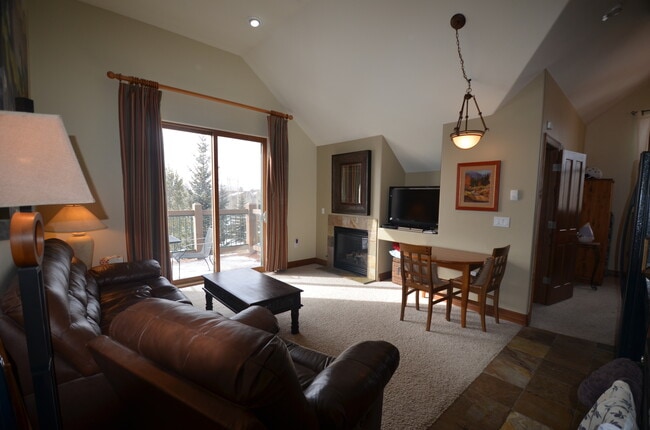 Building Photo - Highlands Green Lodge! Updated One Bedroom close to Main Street! SUMMER ONLY RENTAL!