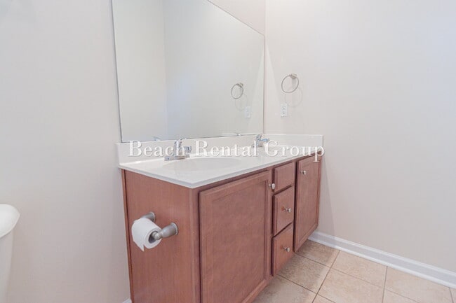 Building Photo - 3 Bedroom End Unit w/ Screened-In Balcony