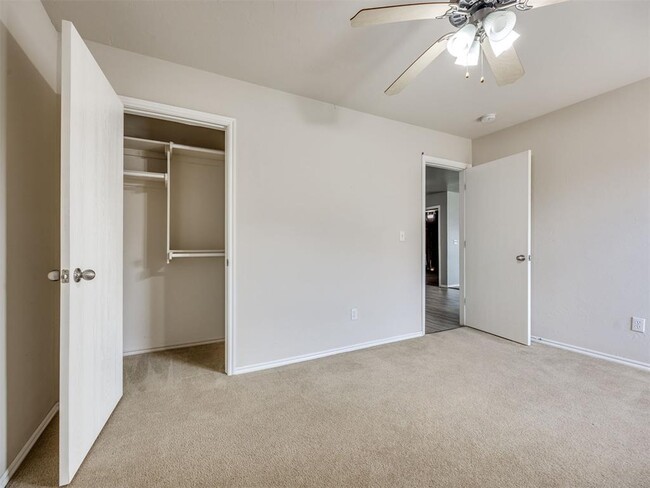 Building Photo - 609 E Linden Ln