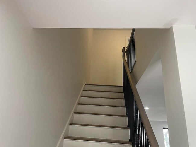 Building Photo - 64 Dunvegan Wds Dr