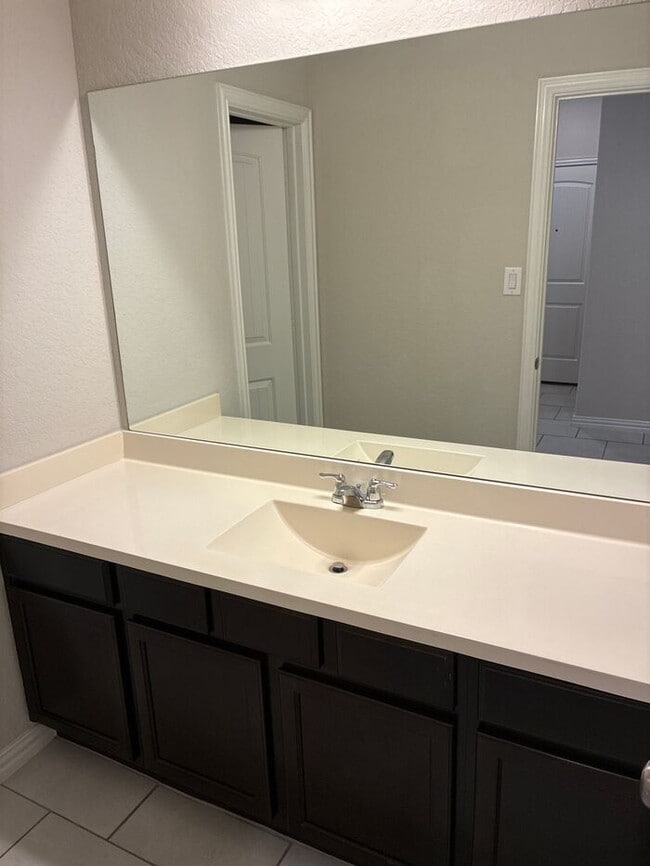 Building Photo - 4BR/3BA House • In-Unit W/D • Attached Garage  • Backyard in San Antonio