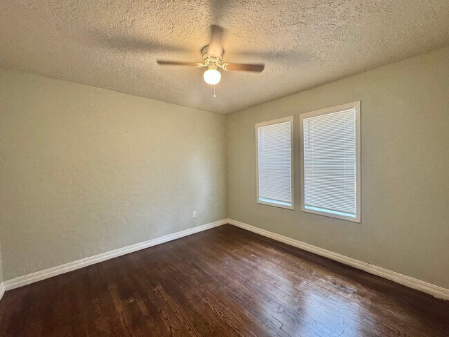 Building Photo - 1000 N Tabor Dr