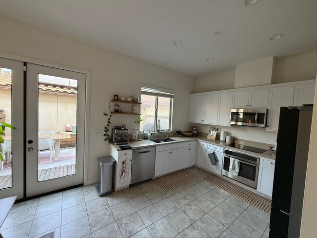 Building Photo - 3 Bedroom 2 Bath Unit