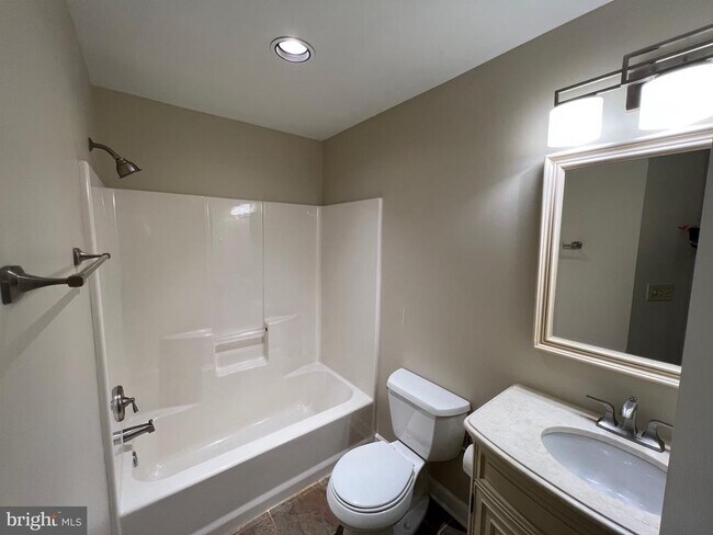 Building Photo - 6924 Fairfax Dr