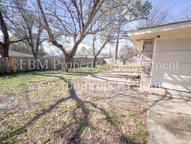 Building Photo - 211 Stonegate Dr