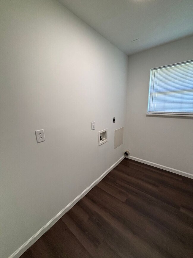 Building Photo - Freshly Renovated Cottage!