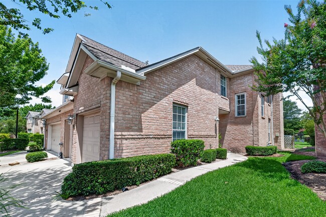 Building Photo - 1015 Enclave Square S