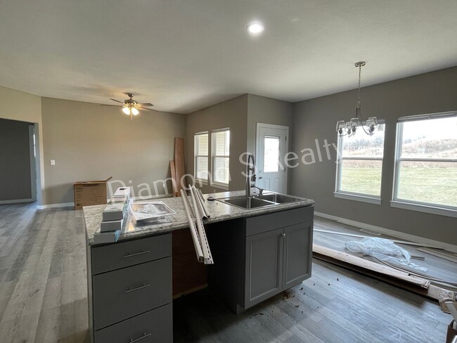 Building Photo - 4 Bedroom Home Available Early February - Great Neighborhood & Ozark Schools!