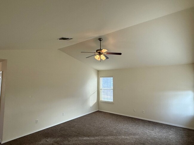 Building Photo - Great 3 Bed 2 Bath in Valencia Neighborhood